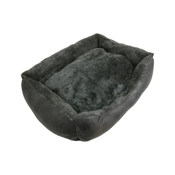 Šuo lova. Sofa su pilka dygsniuotas plaukų Interjero. Mažų, vidutinių ir didelių pet sofos.