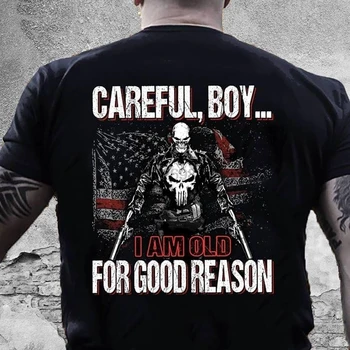 Atsargūs Berniukas Esu Senas Dėl Geros Priežasties (Nugaros Pusėje) T-Shirt